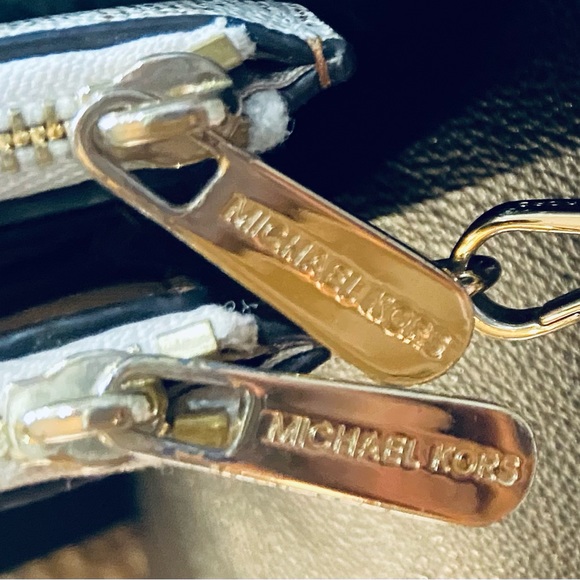 MICHAEL KORS Adele Logo Smartphone Double Zip Wallet Color: Vanilla / Acorn - Picture 11 of 12